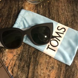 NWOT TOMS Sunglasses